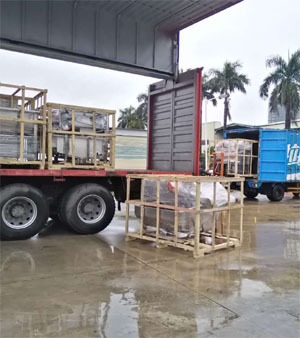 停雨間隙，抓緊時間兩車同時裝車發(fā)貨！
