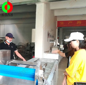 客戶親臨我司考察，測試蔬果切割清洗等設(shè)備！