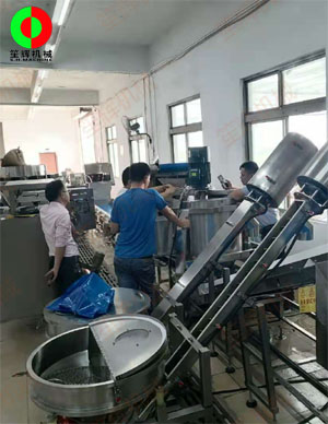 客戶現(xiàn)場測試排骨切丁、清洗、連續(xù)式脫水系統(tǒng)生產(chǎn)線！