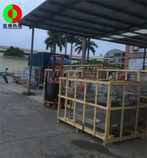 兩批客戶訂購的兩批蔬果加工設(shè)備同時裝車發(fā)貨！