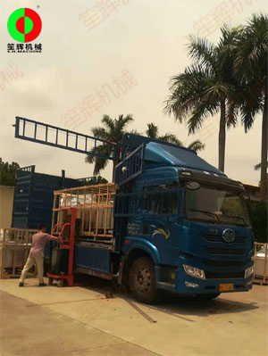 客戶訂購的多臺氣泡洗菜機裝車發(fā)貨，按期交付！