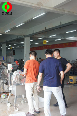 瓜果三維切丁機(jī)測(cè)試效果滿(mǎn)意，客戶(hù)付款購(gòu)買(mǎi)隨車(chē)運(yùn)走！