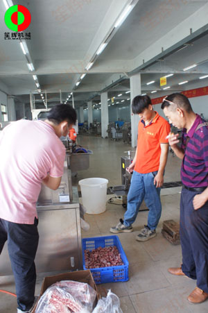 佛山某肉食品加工配送中心客戶(hù)一行人親臨我司測(cè)試訂購(gòu)洗排骨機(jī)等設(shè)備！