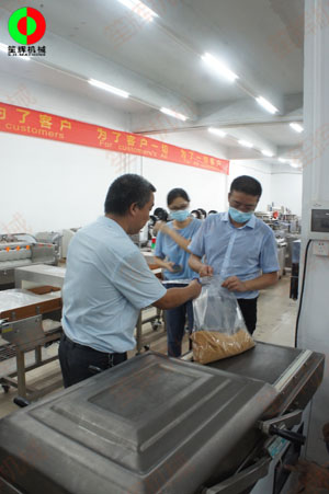 東莞客戶(hù)一行考察我司生產(chǎn)工廠，測(cè)試購(gòu)買(mǎi)真空包裝機(jī)！